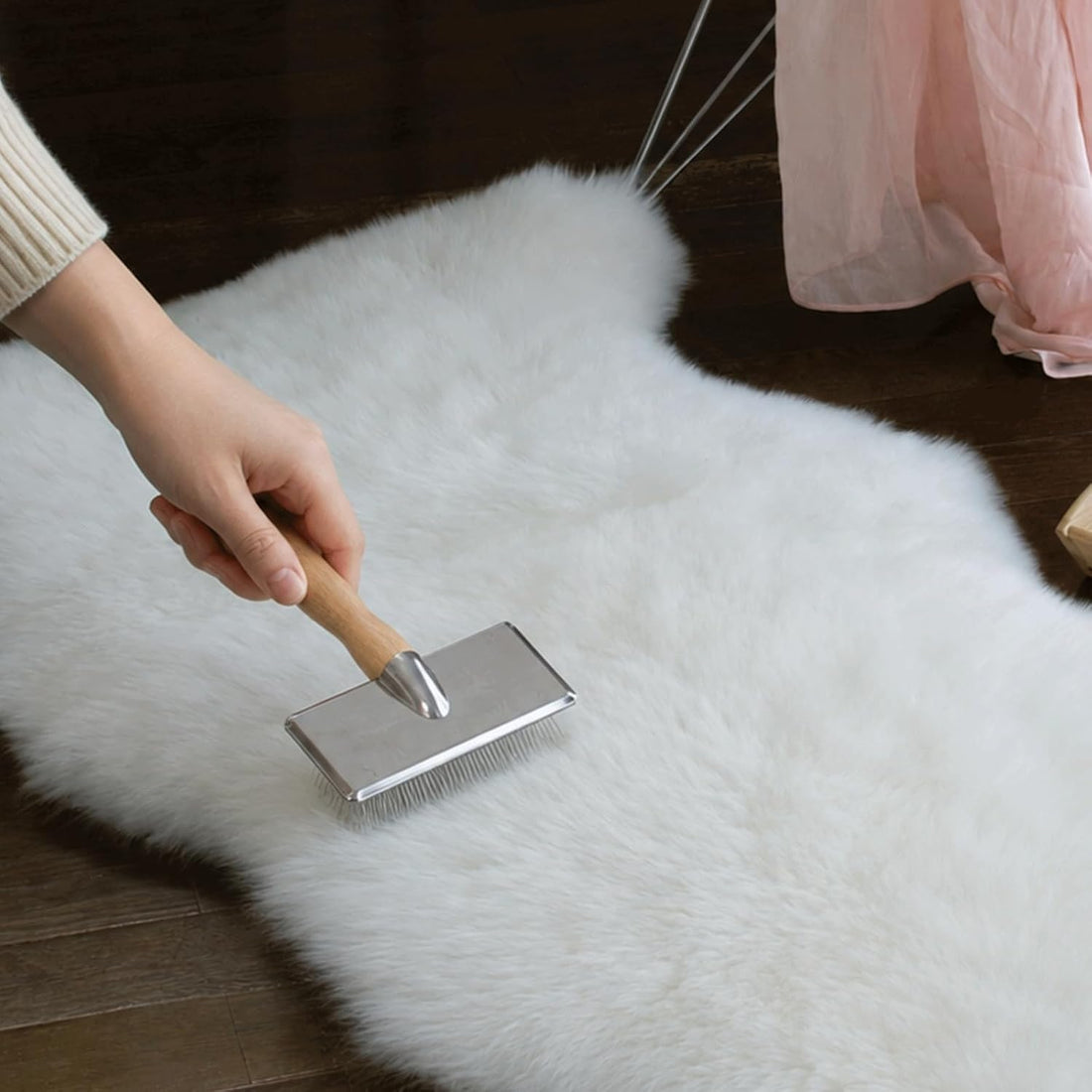 Sheepskin Brush Rug & Wool Carpet Cleaner Natural Bamboo Handle