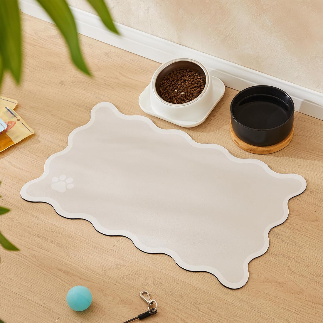 Scalloped Dog Feeding Mat, Absorbent Bowl Placemat