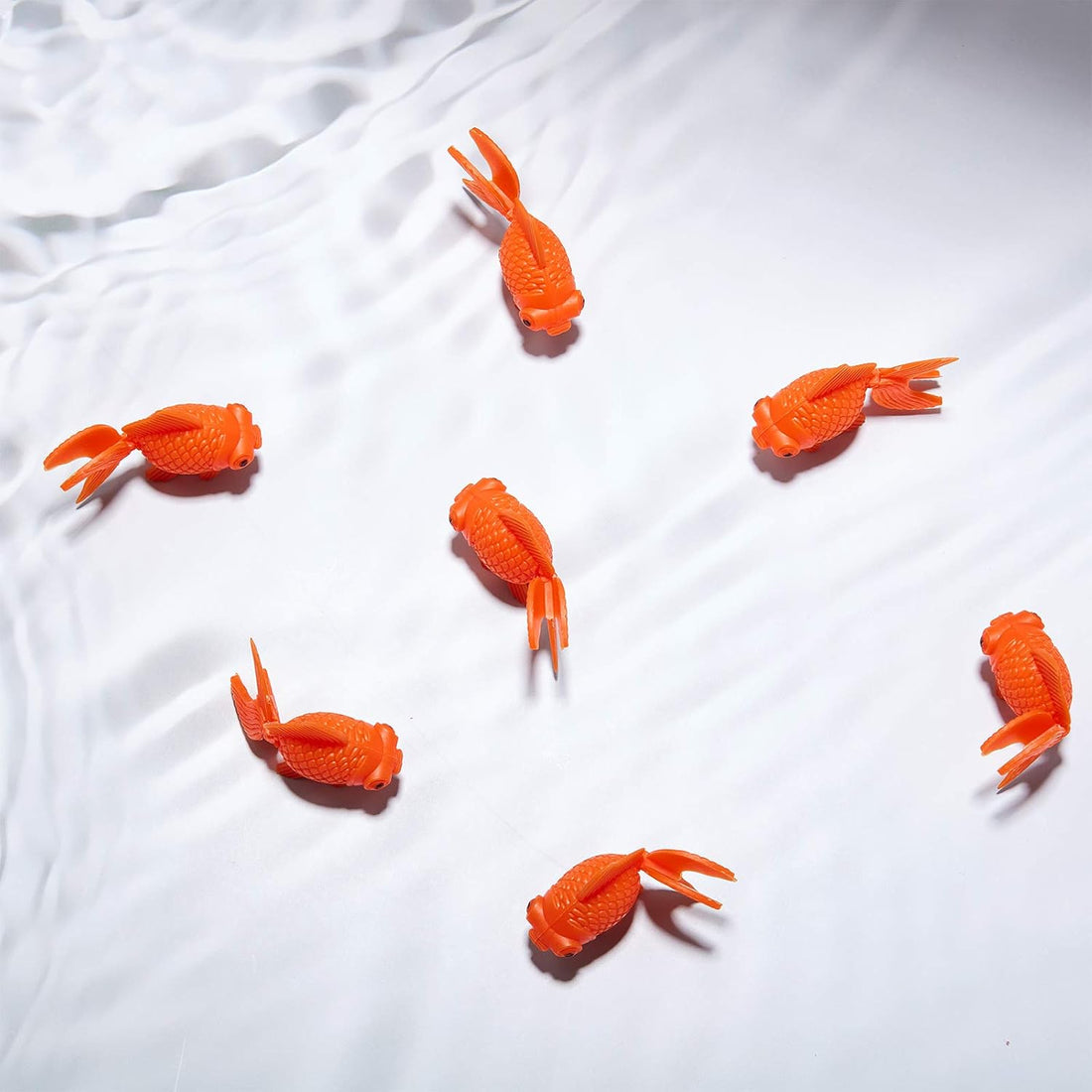 Sumind 30 Pcs Fake Goldfish Plastic Floating Artificial Goldfish