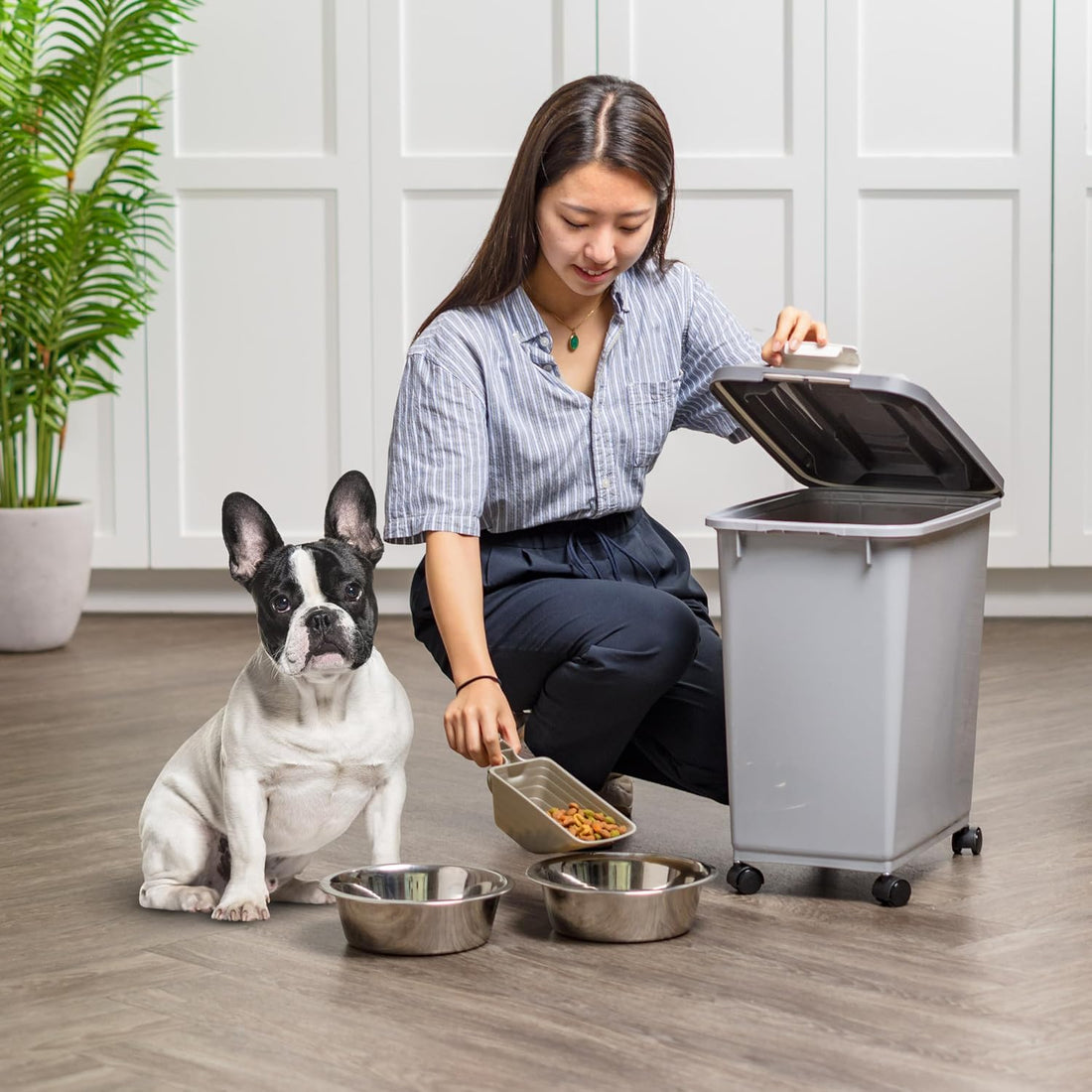 IRIS USA Dog Food Storage Container with Wheels, Airtight Lid