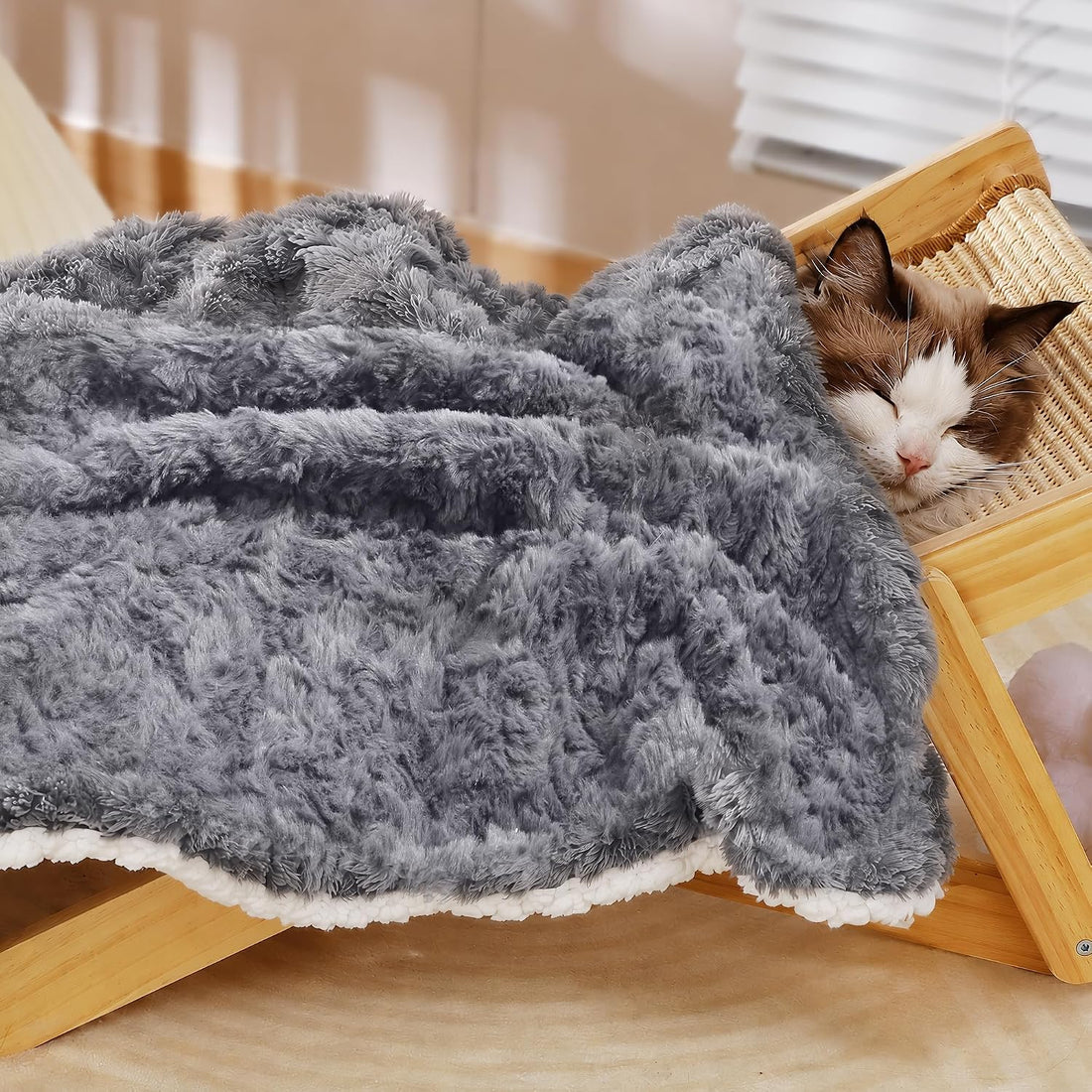 Cat Blanket for Indoor Cats, Soft Faux Fur & Sherpa